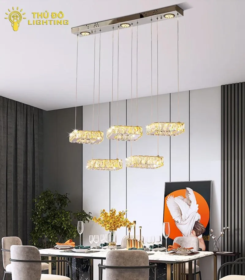 Mẫu đèn thả pha lê vuông cao cấp mang lại vẻ đẹp sang trọng cho bàn ăn