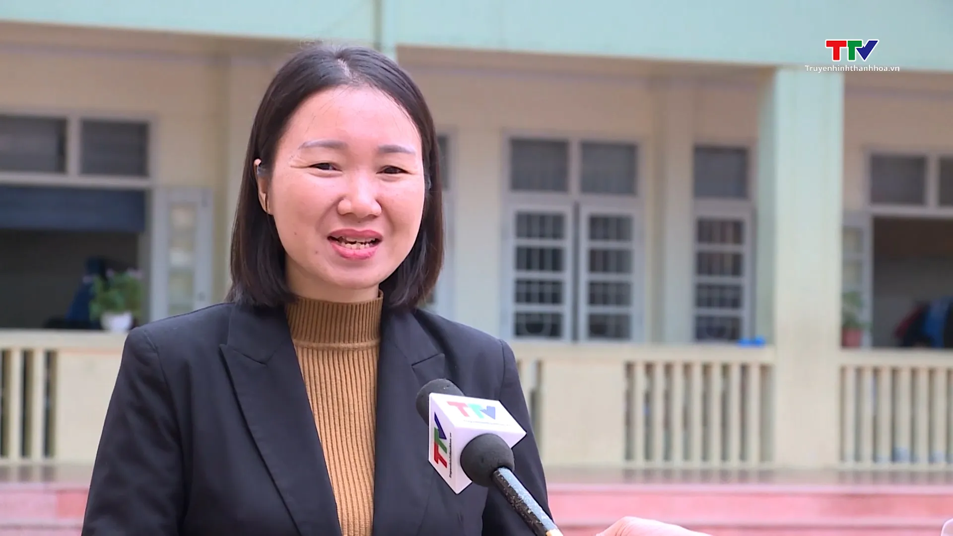 Cây xanh được phụ huynh gửi tặng trường trang trí nhà vệ sinh