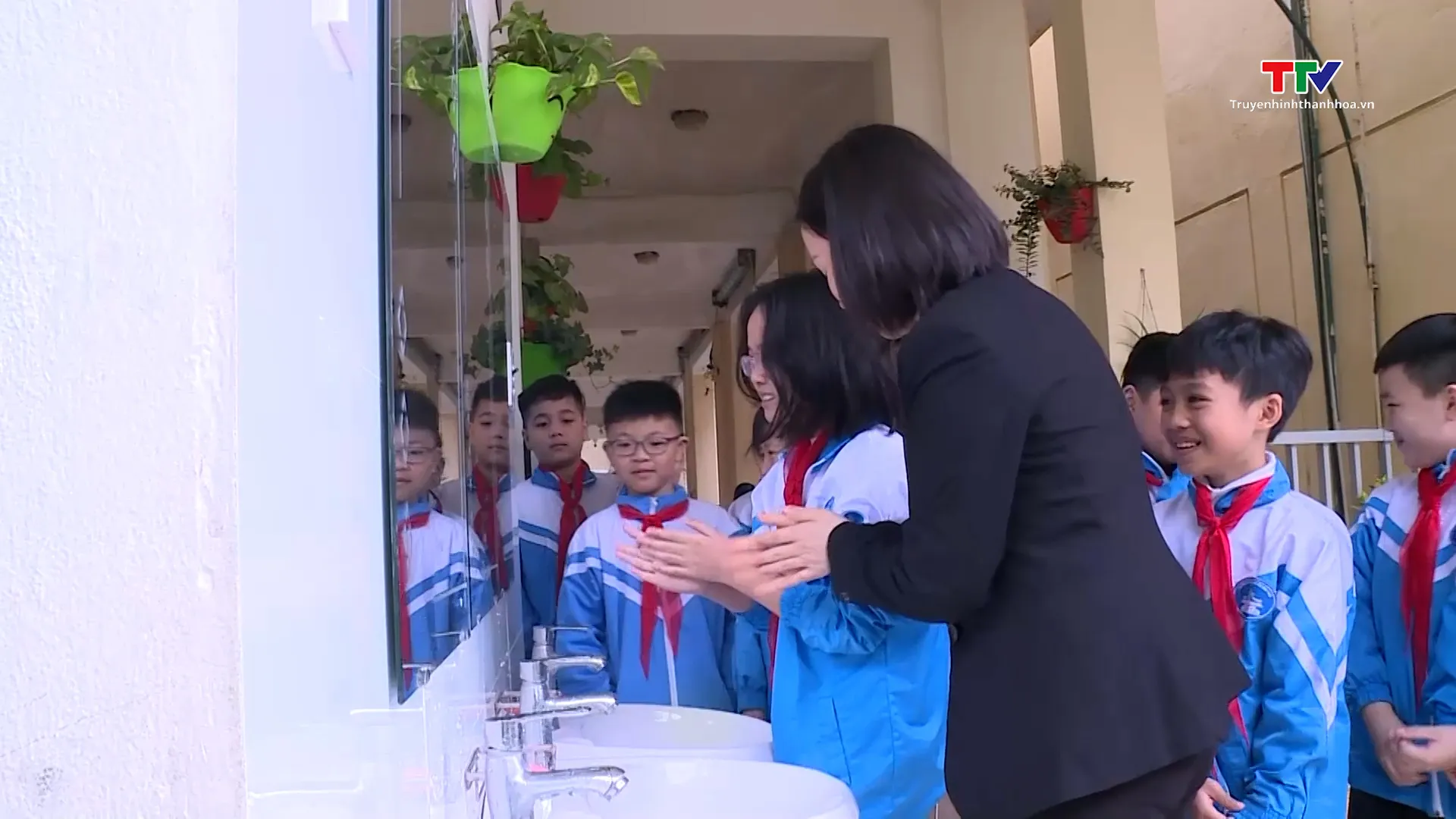 Nhà vệ sinh được trang trí màu sắc tươi sáng, có cây xanh