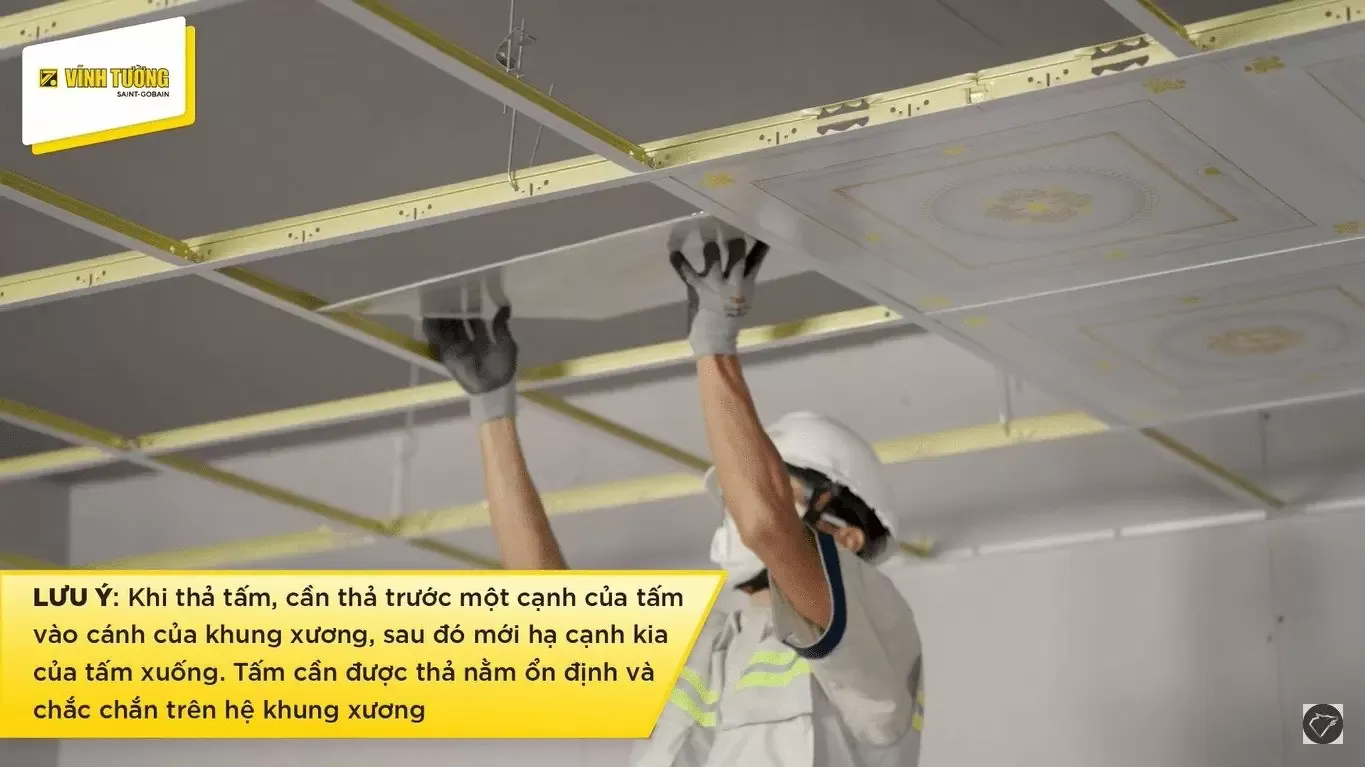 Hình ảnh thực tế đội thợ thi công lắp đặt khung xương thạch cao tại công trình