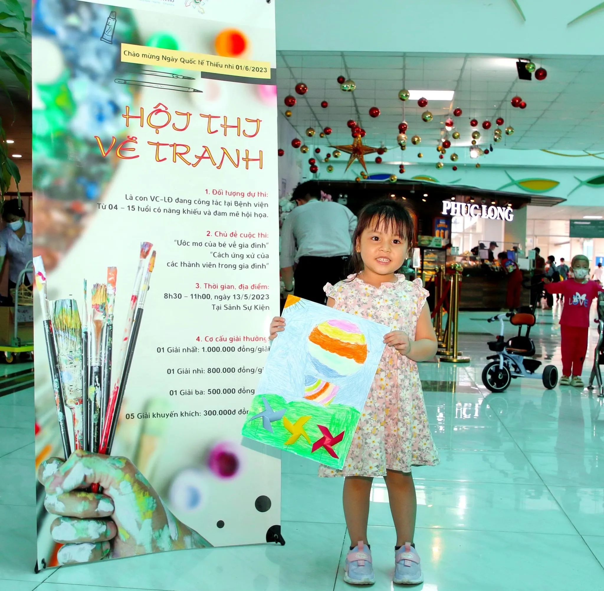 Thí sinh nhỏ tuổi nhất nhận giải thưởng khích lệ trong hội thi vẽ tranh thiếu nhi