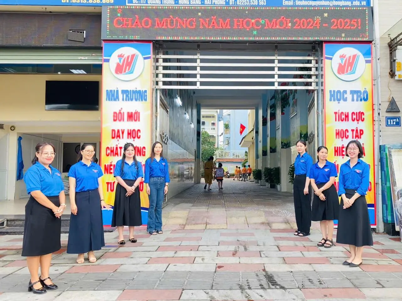 Thiệp chúc mừng 8/3 trong chuỗi đội mũ xinh bảo vệ chúng mình vẽ tranh