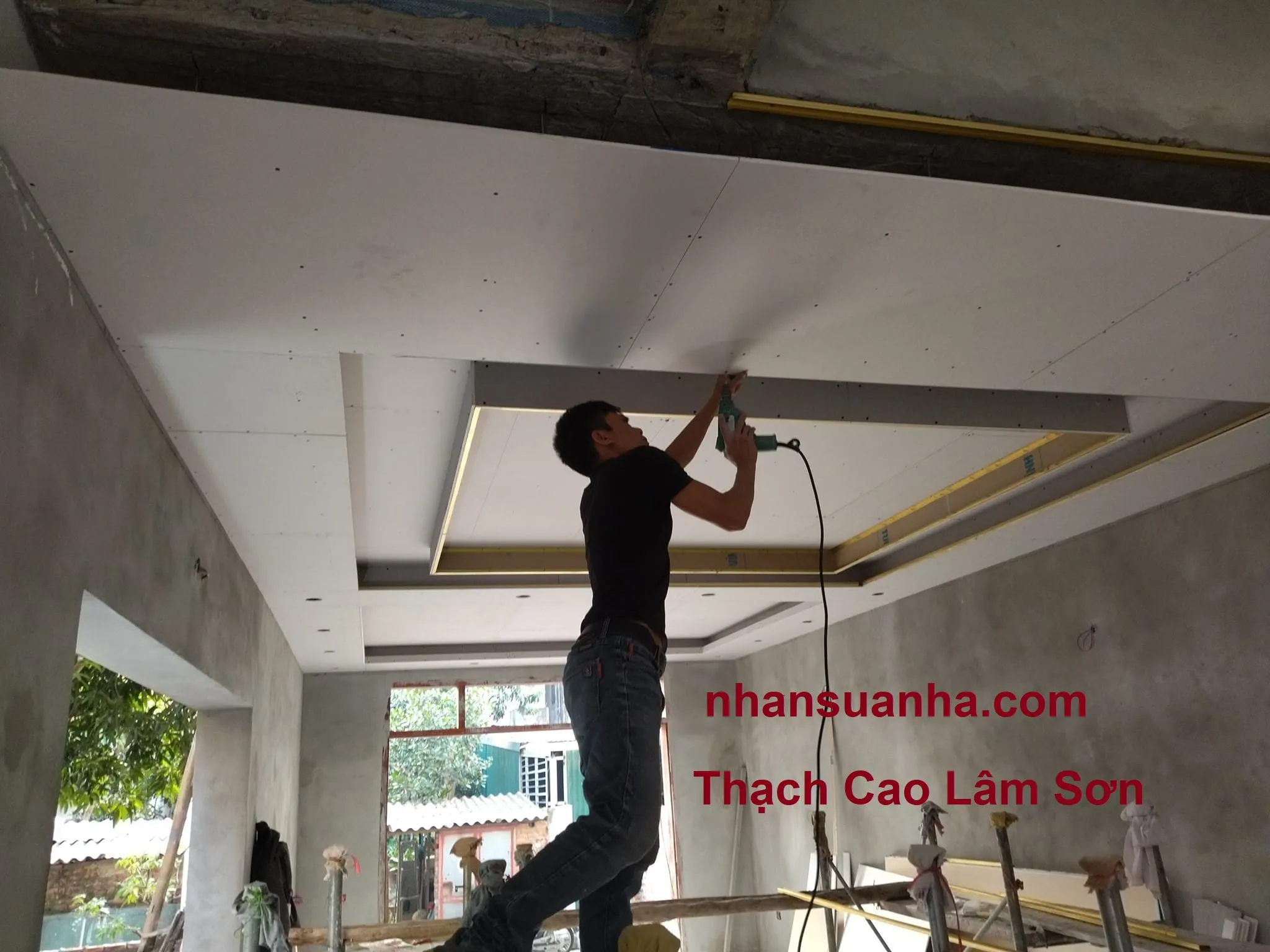 Thợ thi công trần thạch cao chuyên nghiệp cho xưởng tô tượng tại Hà Nội