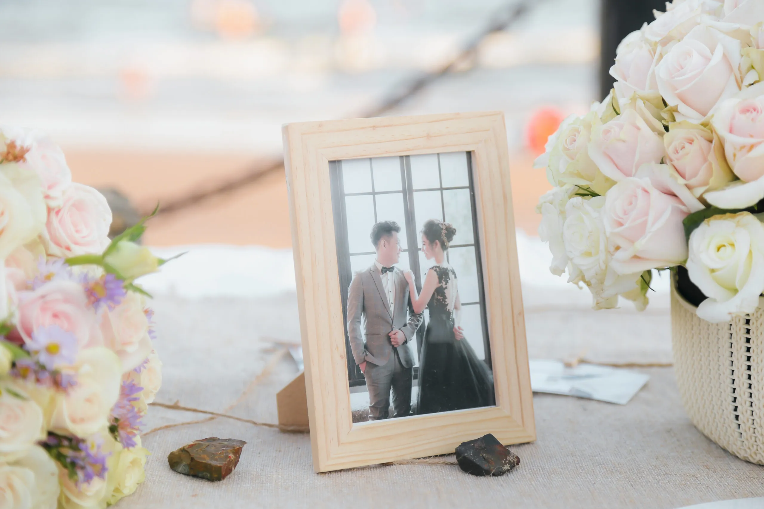 Không gian tổ chức kỷ niệm ngày cưới ngoài trời với ánh đèn lung linh và hình ảnh kỷ niệm