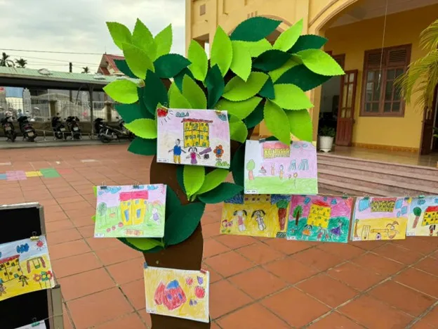 Tình cảm dành cho cô giáo thể hiện rõ trong tranh vẽ chủ đề trường mầm non