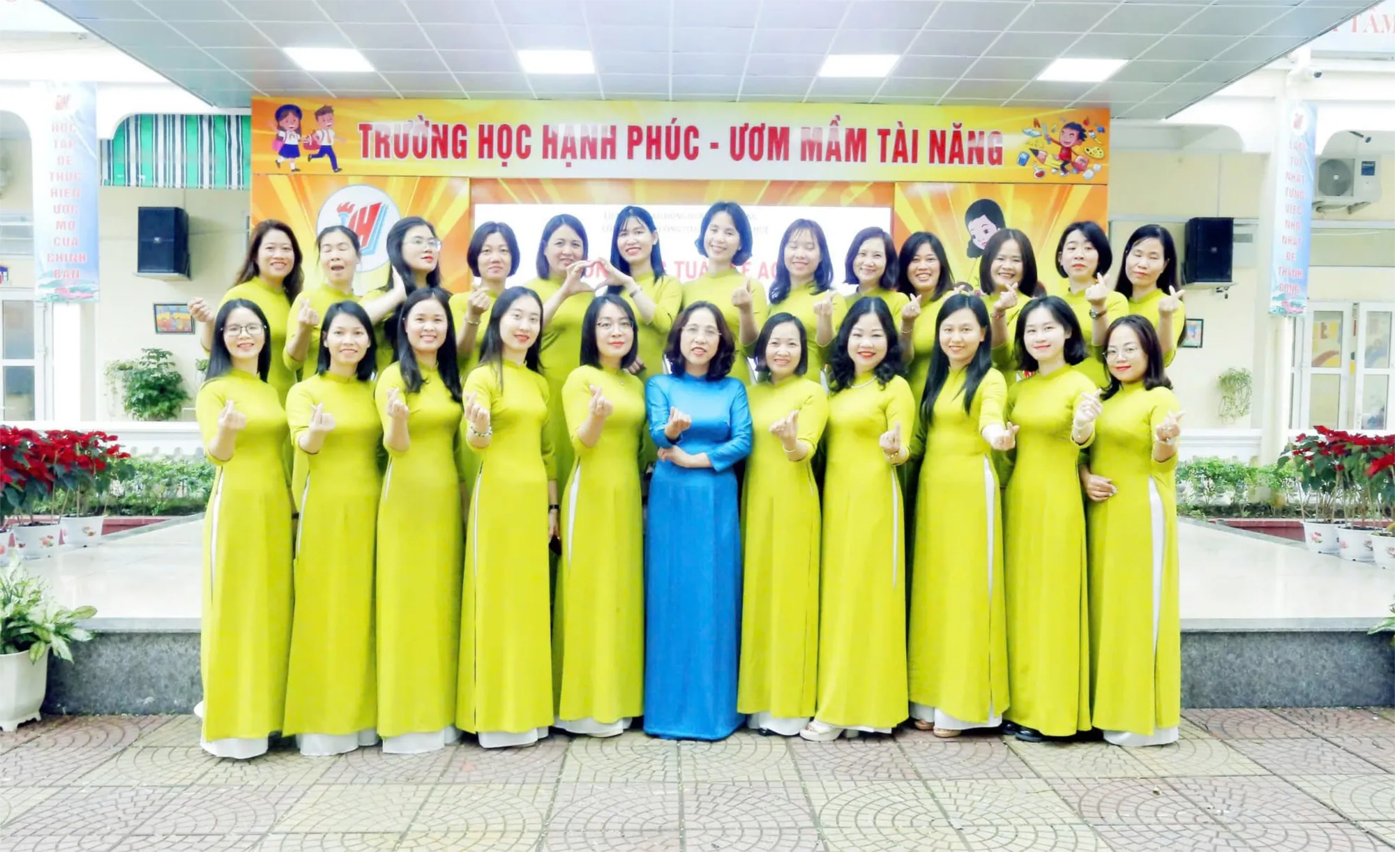 Tình cảm gia đình qua bức vẽ đội mũ xinh bảo vệ chúng mình vẽ tranh tặng mẹ