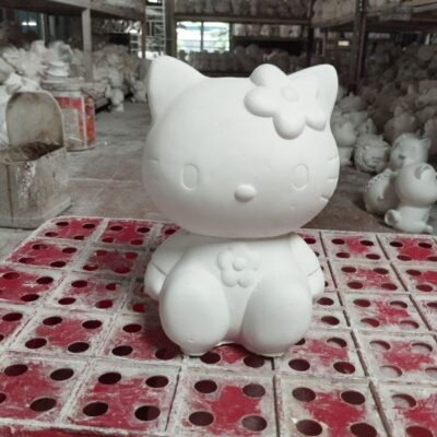 Chất liệu thạch cao được sử dụng tạo nên sự mịn màng trên bộ lông, tai, và chân của con mèo Hello Kitty