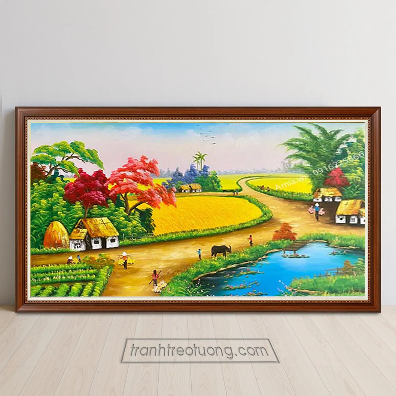 Toàn cảnh làng quê với hồ nước xanh mát và những cánh đồng lúa chín vàng ruộm