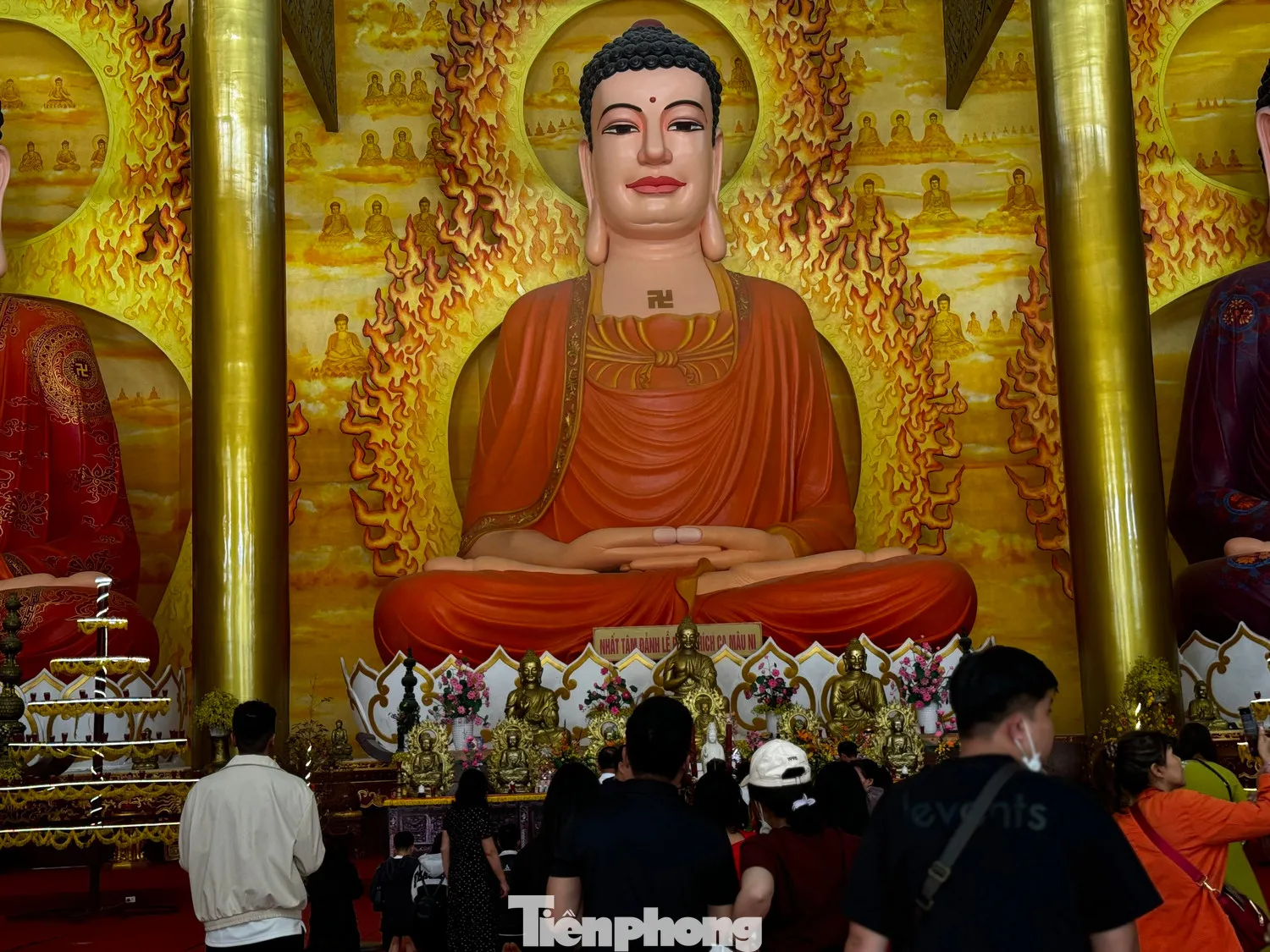 Người dân hành hương bên trong chùa