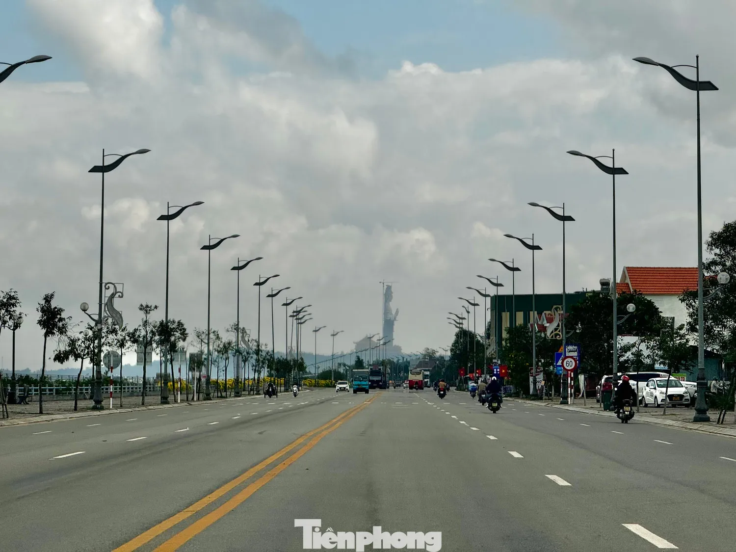 Với chiều cao nổi bật 125 m, du khách ở trung tâm TP. Quảng Ngãi có thể dễ dàng thấy bức tượng này ở nhiều vị trí khác nhau. Đẹp nhất là đi trên đường Hoàng Sa và Trường Sa (nằm ở hai bên bờ sông Trà Khúc)