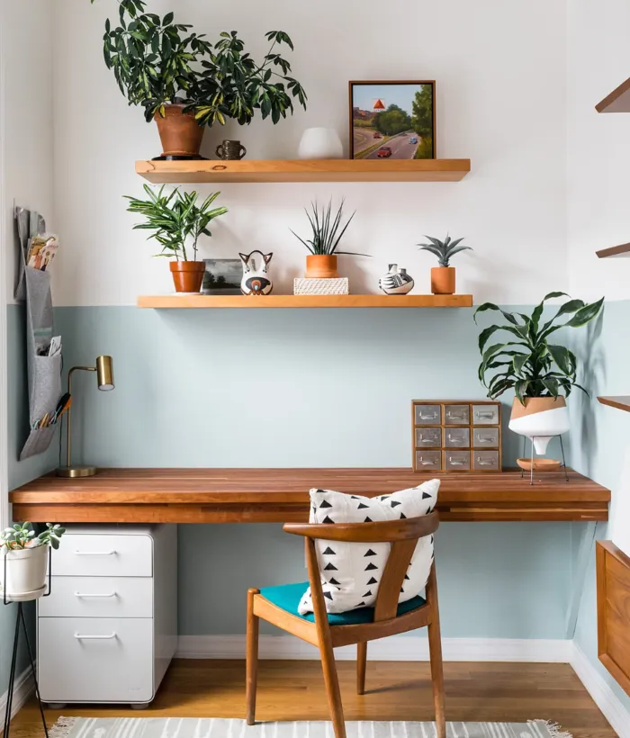 Trang trí bàn học bằng kệ treo tường