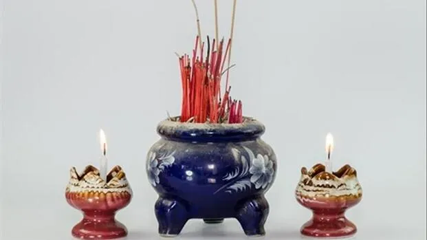 Bát hương đặt chính giữa bàn thờ cửu huyền