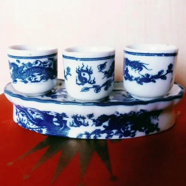 Bộ chén nước thường được tận dụng từ bộ tách trà