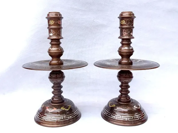 Chân nến giữ lửa cho bàn thờ, tượng trưng âm dương