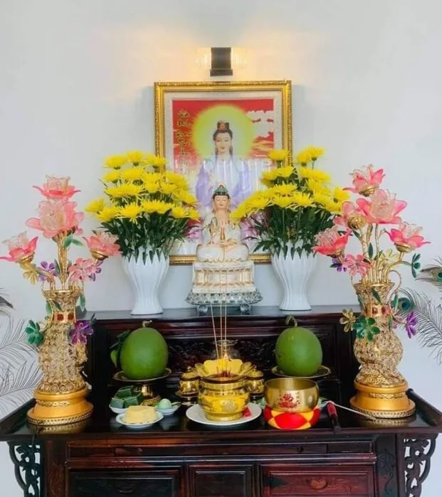 Lọ hoa làm bàn thờ sinh động hơn