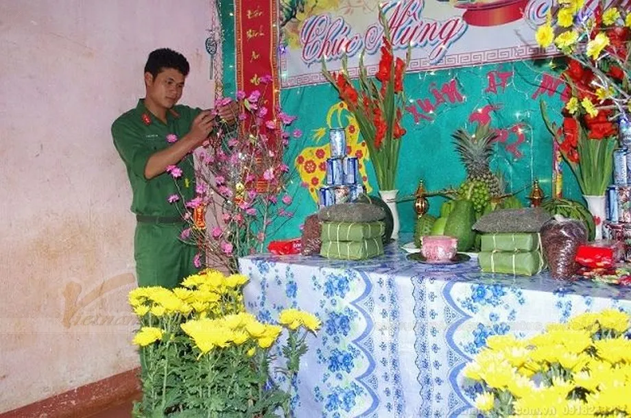 Mâm ngũ quả và bánh chưng trên bàn thờ