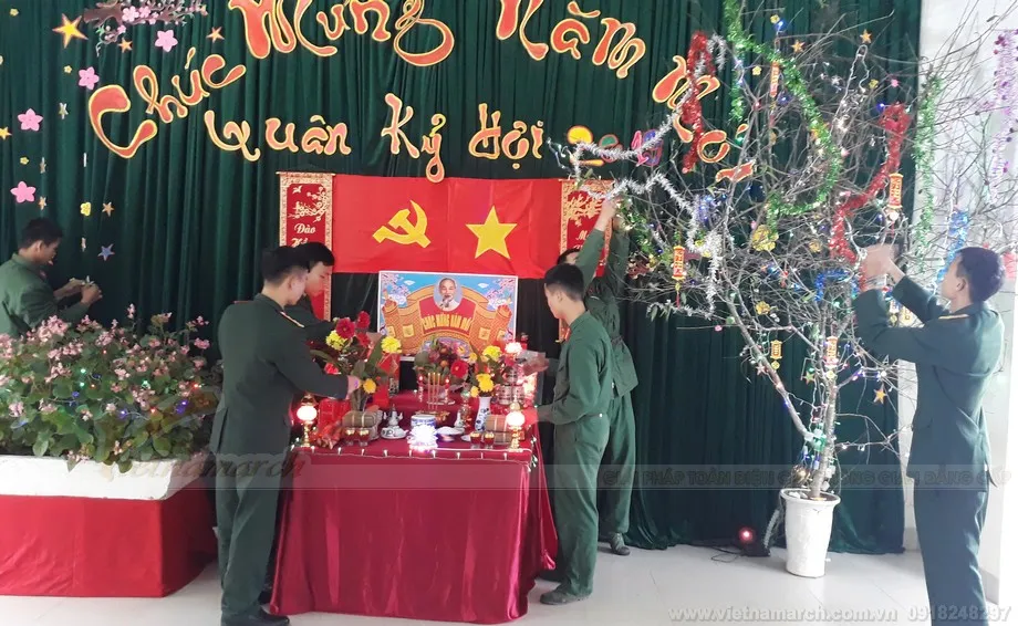 Câu đối và đèn lồng trang trí bàn thờ