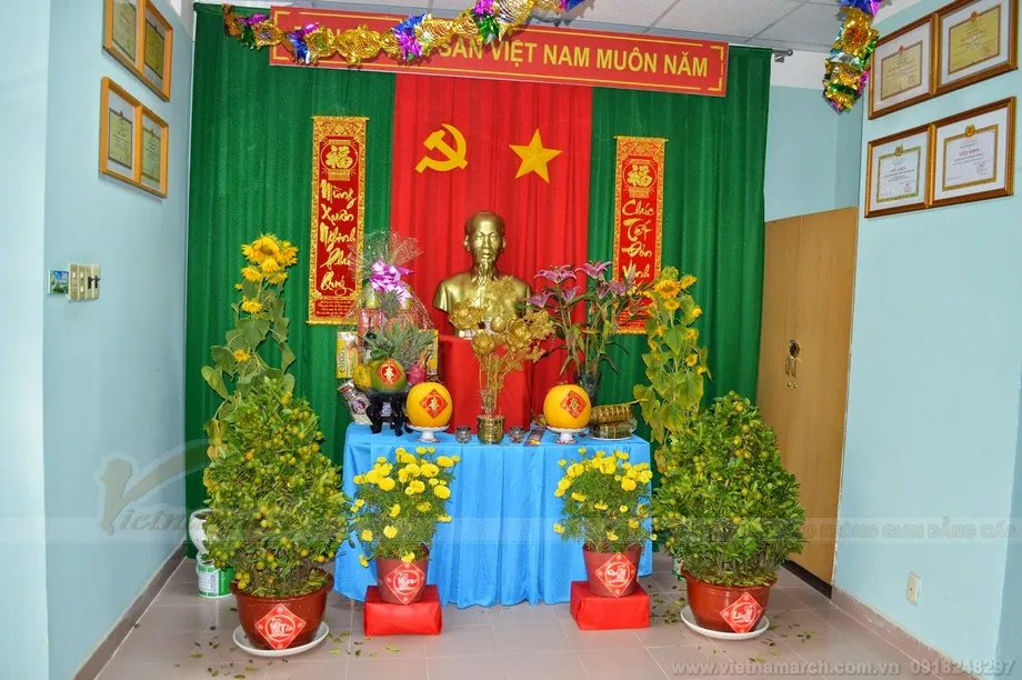 Hương đèn và mâm cúng trên bàn thờ