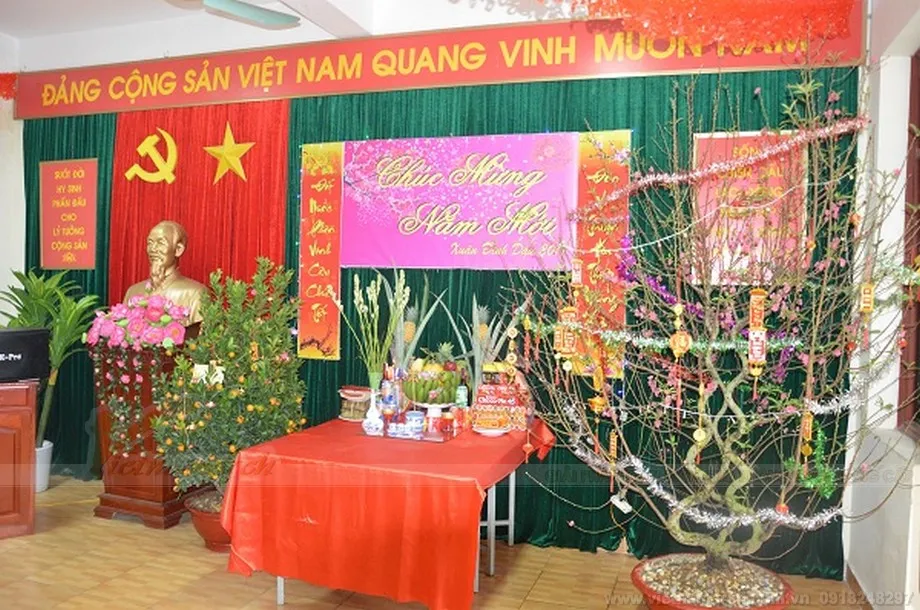 Bánh chưng và đèn lồng do chiến sĩ tự làm