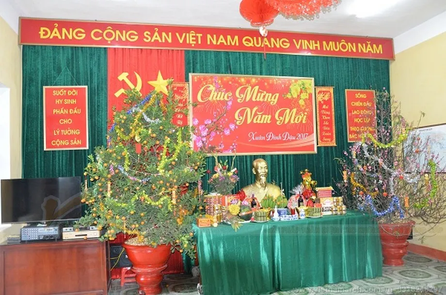 Bàn thờ Tết trong phòng sinh hoạt chung