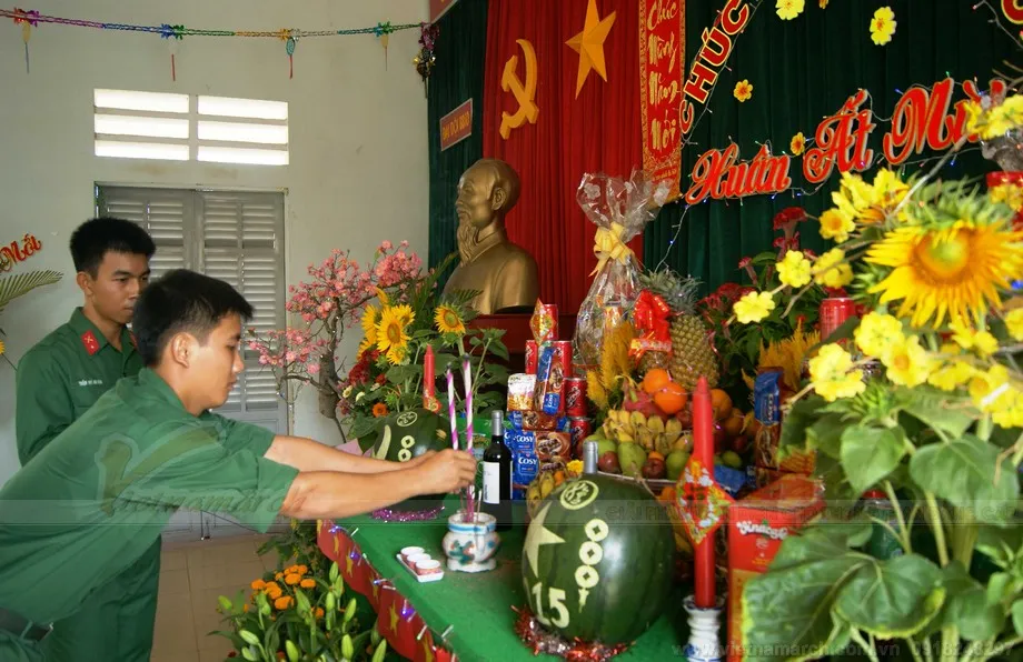 Không gian Tết xung quanh bàn thờ