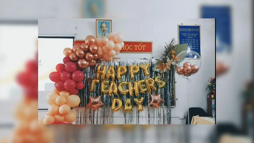 Trang trí bảng bằng cách kết hợp khung viền hoa văn cổ điển