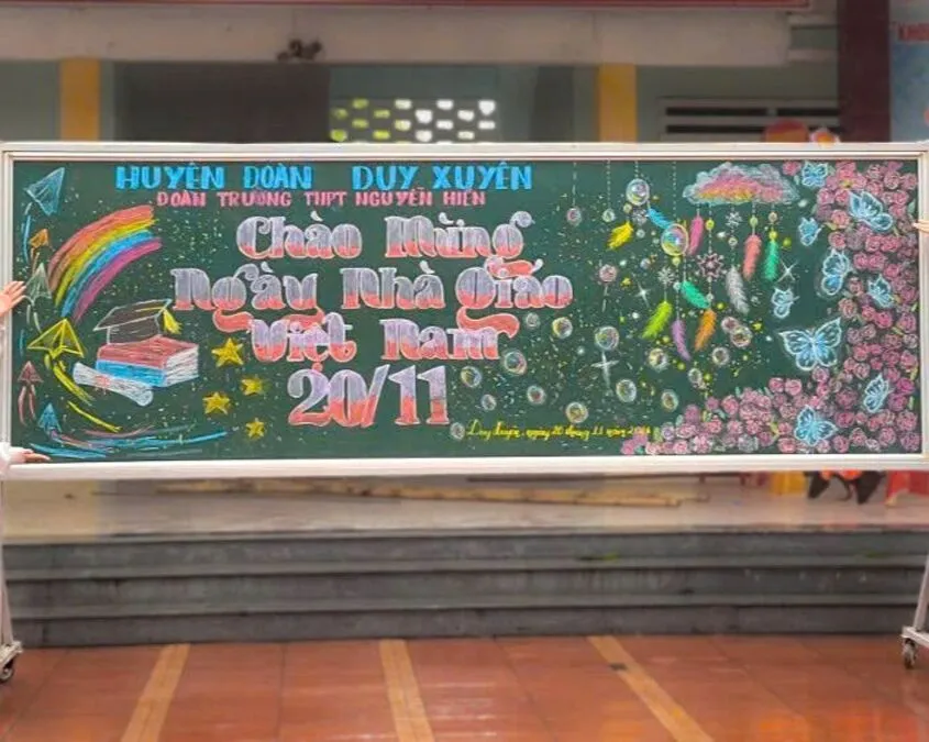 Hình ảnh người thầy đứng trên bục giảng được vẽ bằng phấn