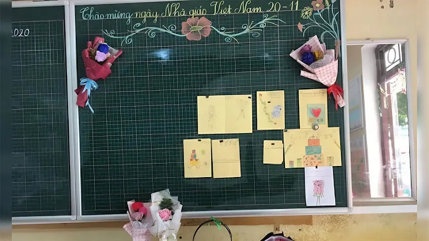 Hình ảnh chiếc bút mực và trang giấy trắng đầy ý nghĩa