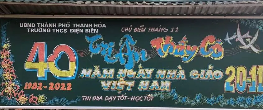 Trang trí bảng lớp phong cách cổ điển với mực và bút lông