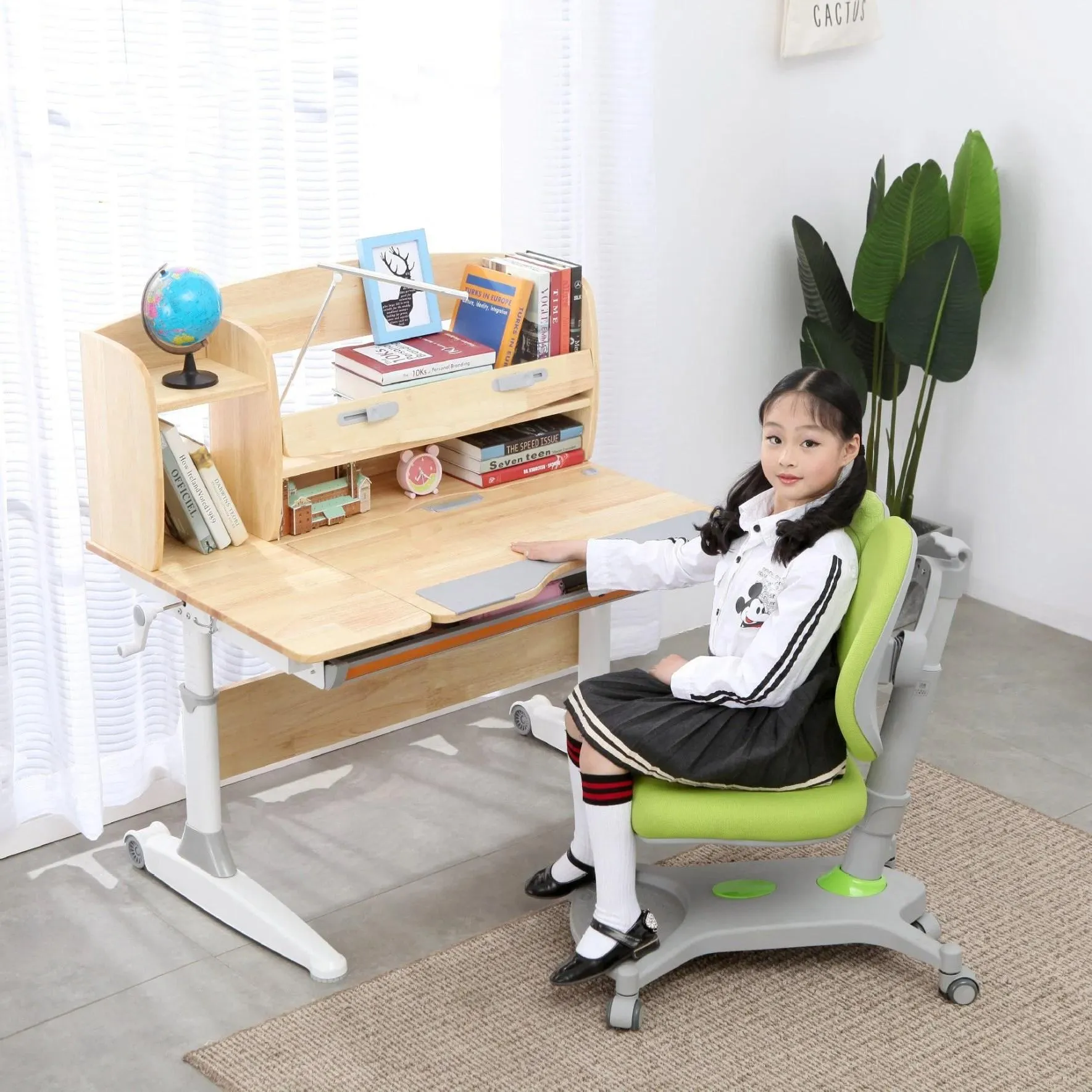 Bàn học nâng hạ điện tử cho phép thay đổi tư thế linh hoạt khi làm việc