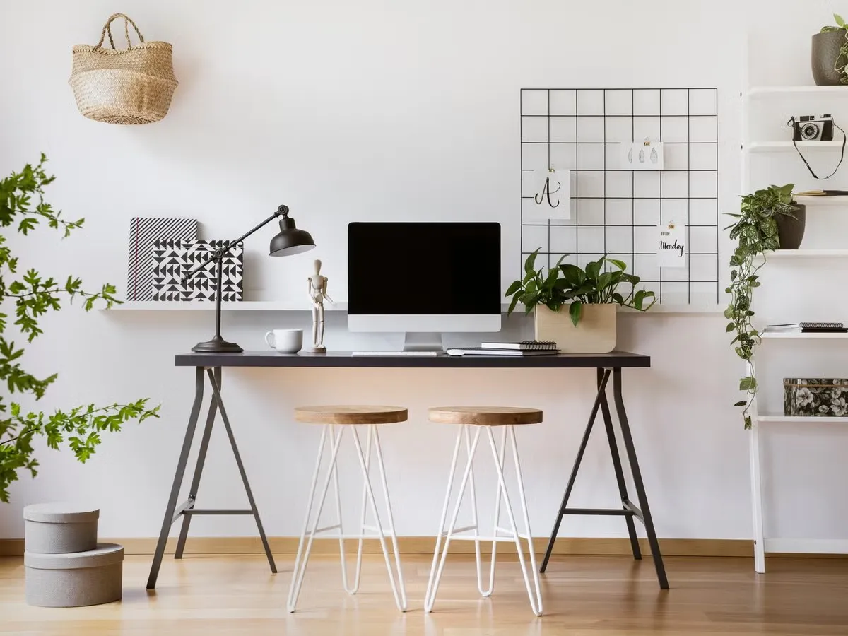 Góc học tập ngập tràn ánh sáng tự nhiên từ cửa sổ lớn giúp khơi dậy năng lượng