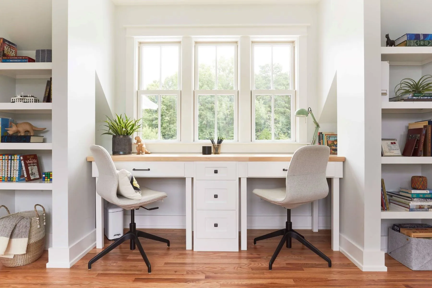 Chậu cây nhỏ được đặt cạnh máy tính giúp làm dịu không gian làm việc