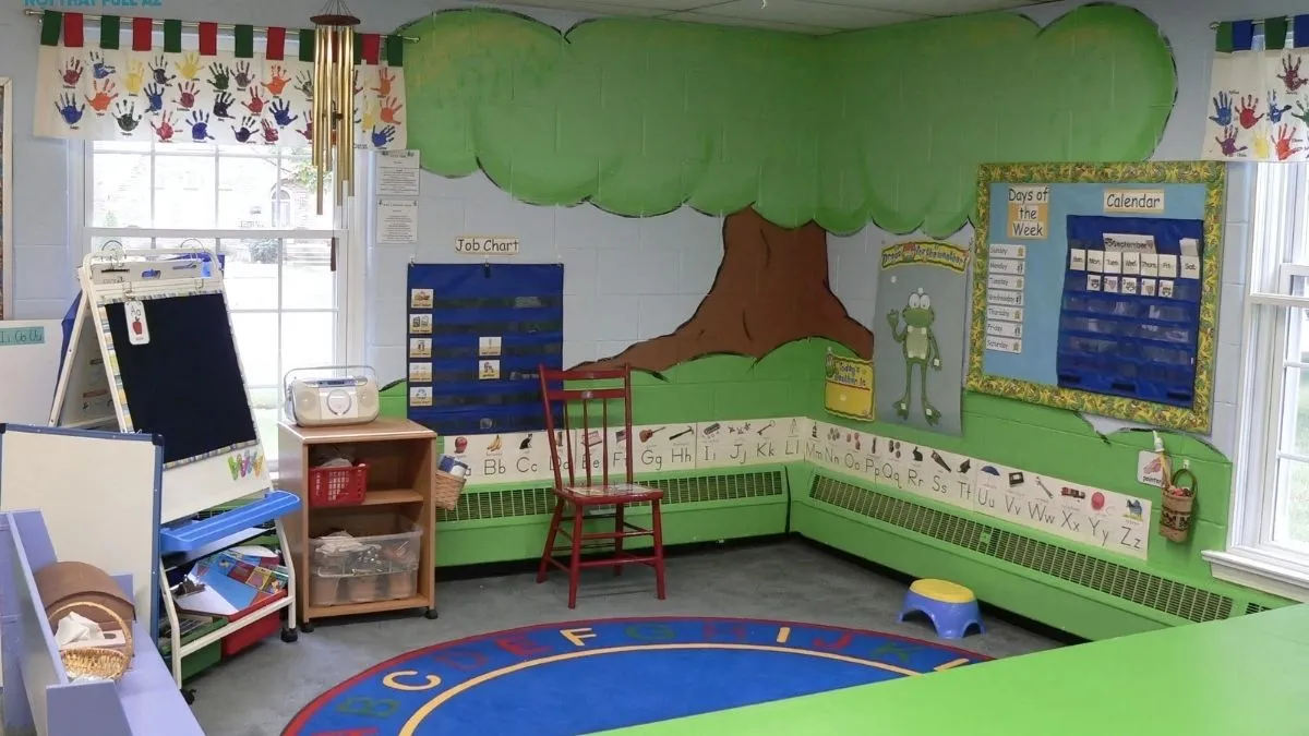 Góc trang trí mở với các nhân vật thạch cao nghệ thuật