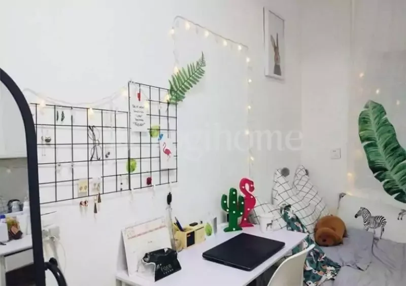 Hộp gỗ kết hợp kệ sách giúp bàn học gọn gàng và bắt mắt