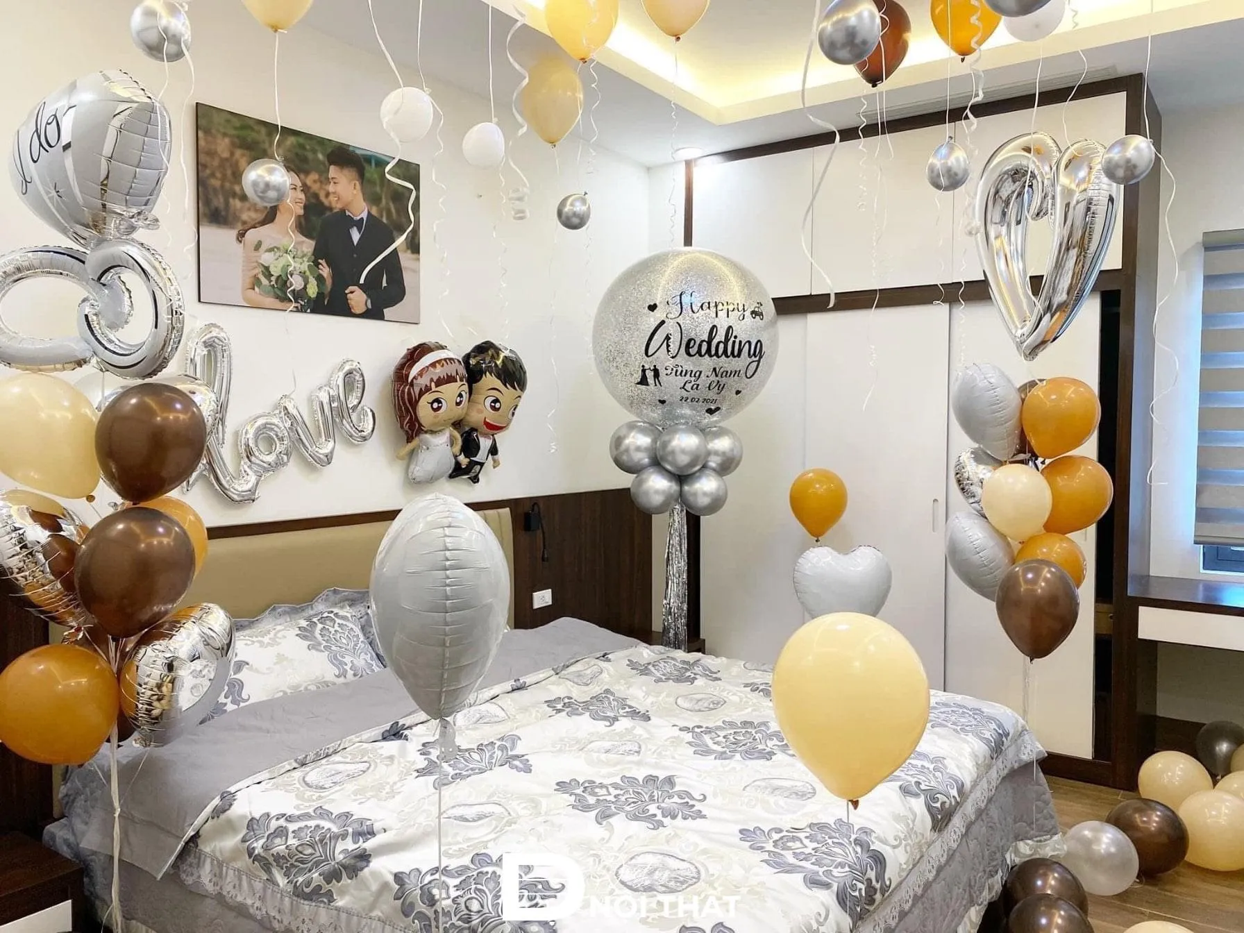 Các món phụ kiện decor thiết yếu như nến và hoa tươi cho đêm tân hôn