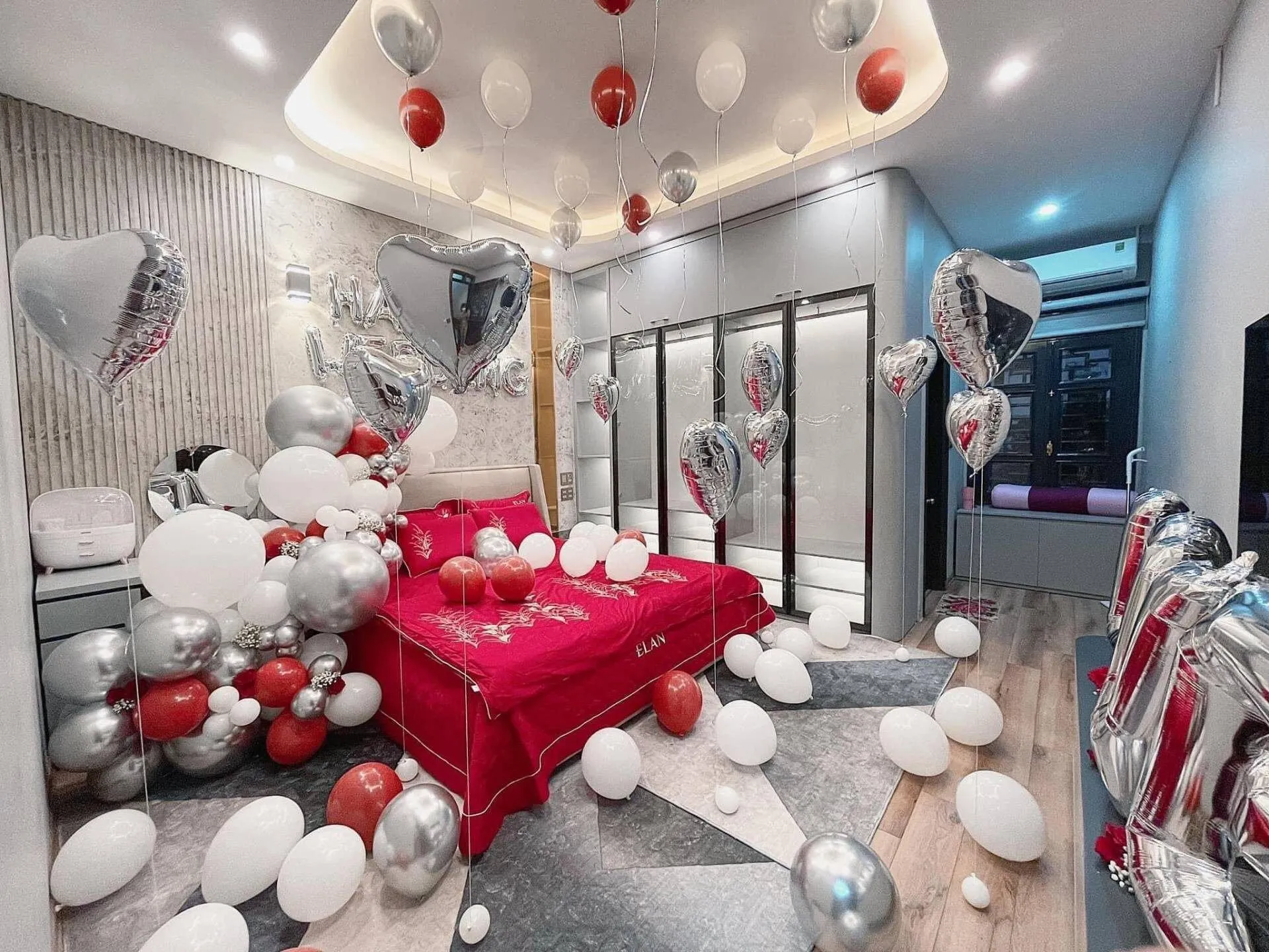 Mẫu phòng ngủ tân hôn được trang trí nhẹ nhàng với tông màu trắng tinh khôi