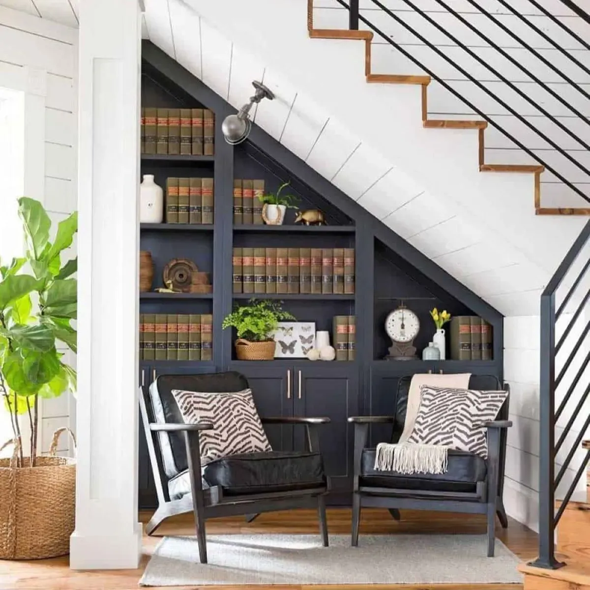 Kiểu phòng khách khi tận dụng chân cầu thang cho nhà ống