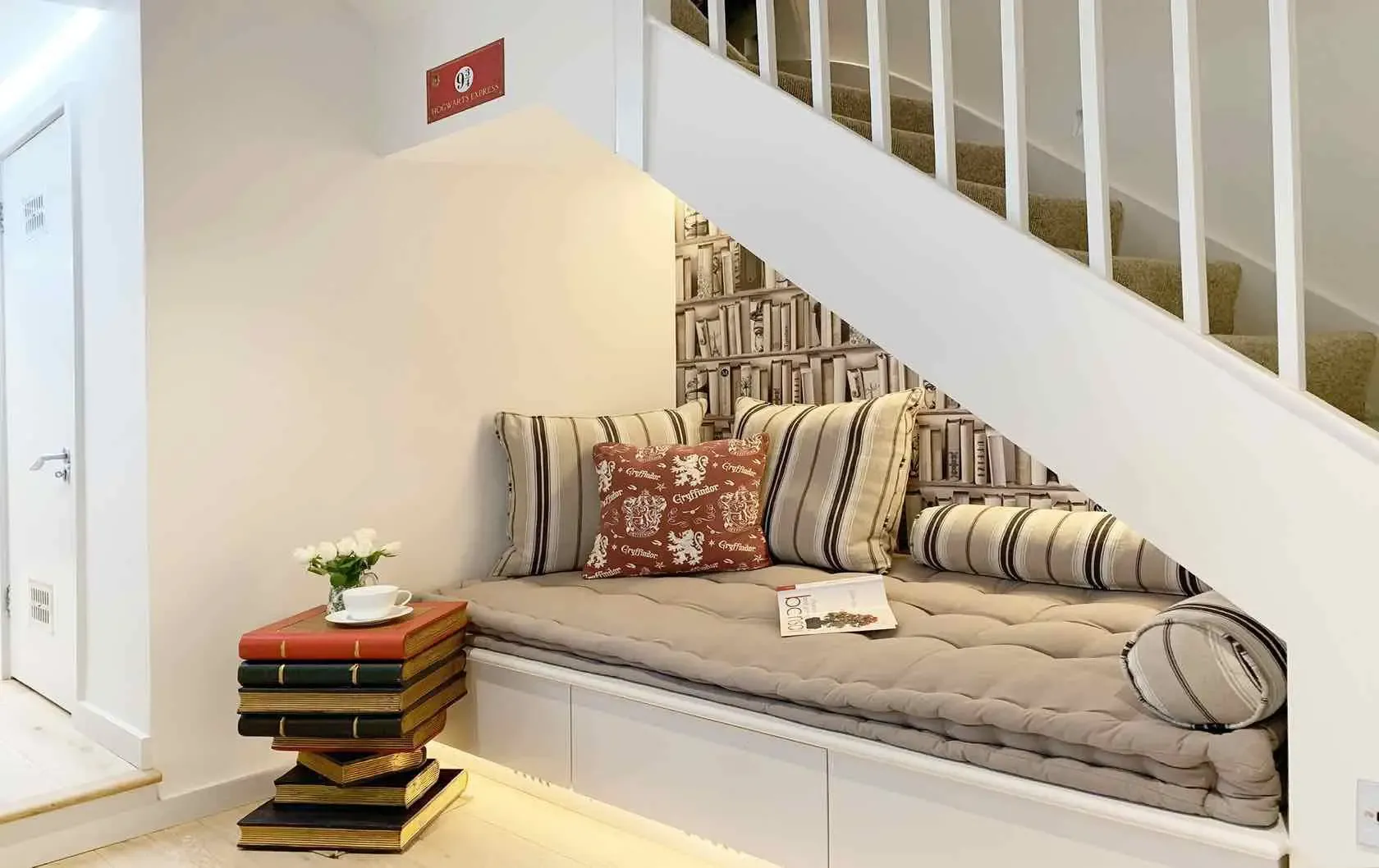 Phòng khách được thiết kế đơn giản, gọn gàng