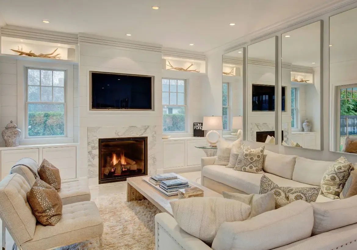 Trang trí thêm gương cho phòng khách để tạo cảm giác rộng rãi hơn