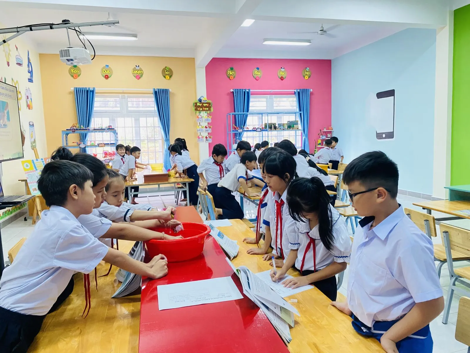 Mẫu thiết kế trang trí phòng học STEM hiện đại năm 2026 đảm bảo tính khoa học và sáng tạo.