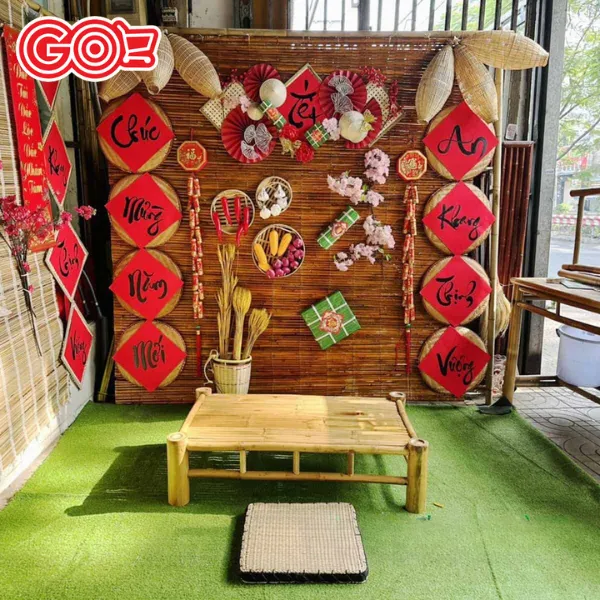 Mẹt tre trang trí với hoa đào, bánh chưng và bao lì xì đỏ