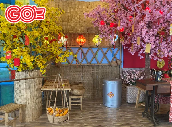 Cành mai và cành đào trang trí không gian Tết truyền thống