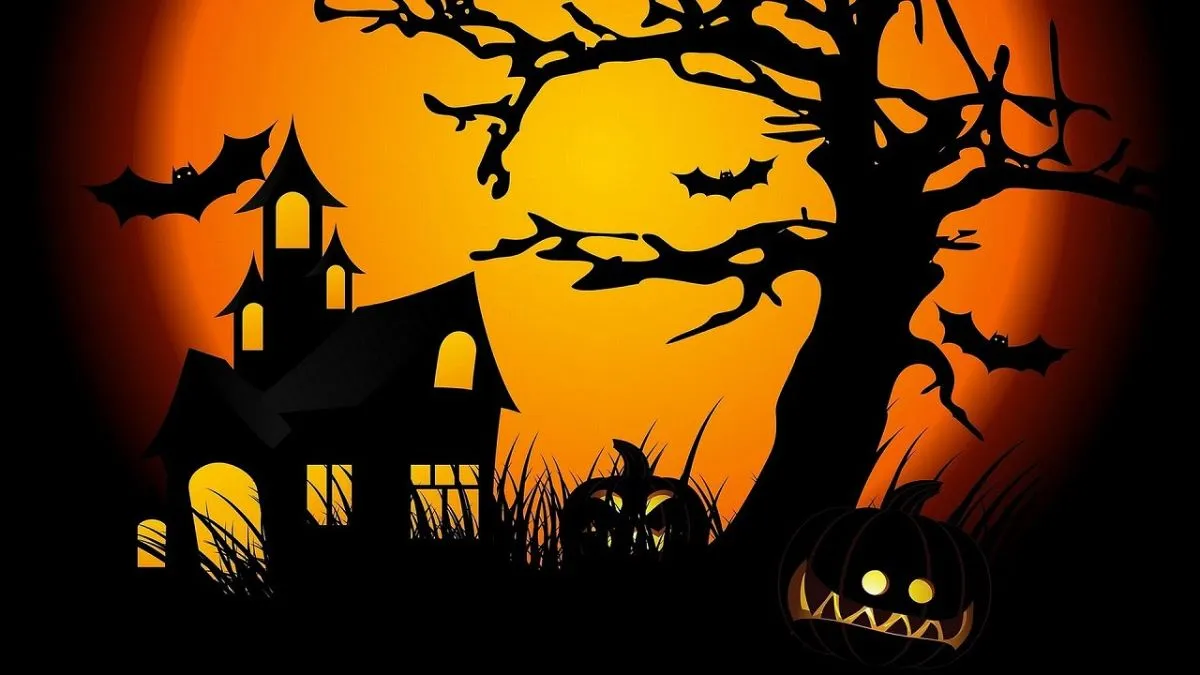 Khung cảnh lâu đài cổ kính bị bao quanh bởi sương mù và những cánh dơi trong đêm Halloween