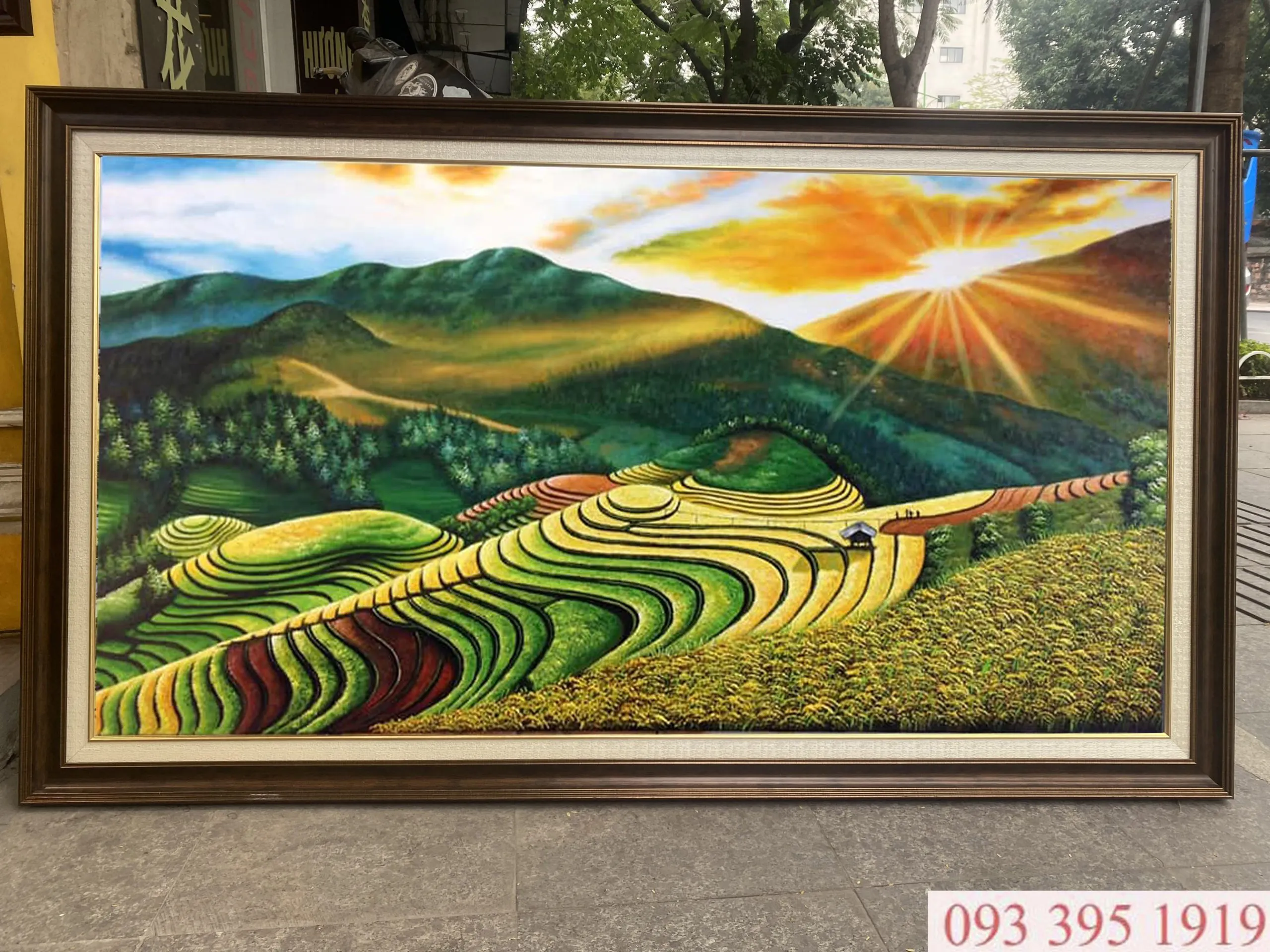 Tranh sơn dầu ruộng bậc thang mùa lúa chín với gam màu vàng óng