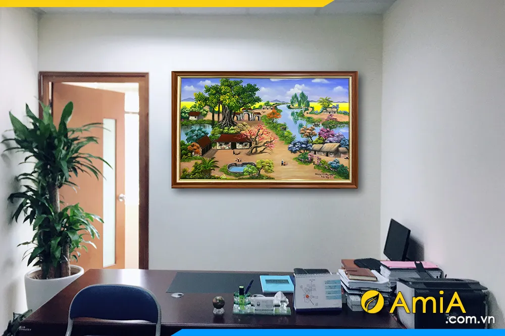 Tranh sơn dầu làng quê treo trong phòng làm việc tạo cảm giác thư thái