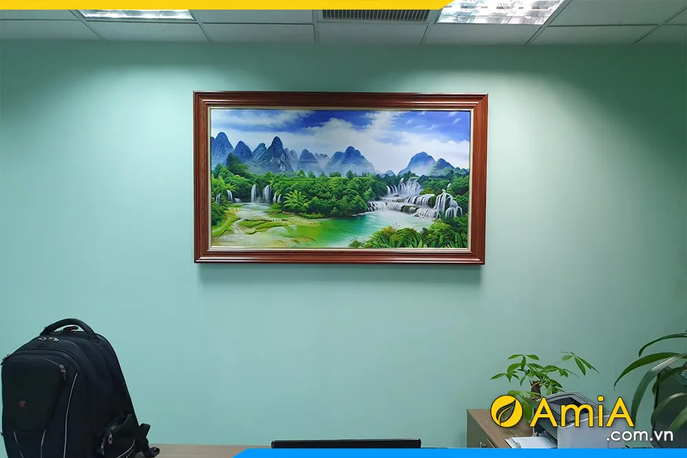 Tranh sơn dầu thác Bản Giốc treo tại văn phòng làm việc hiện đại