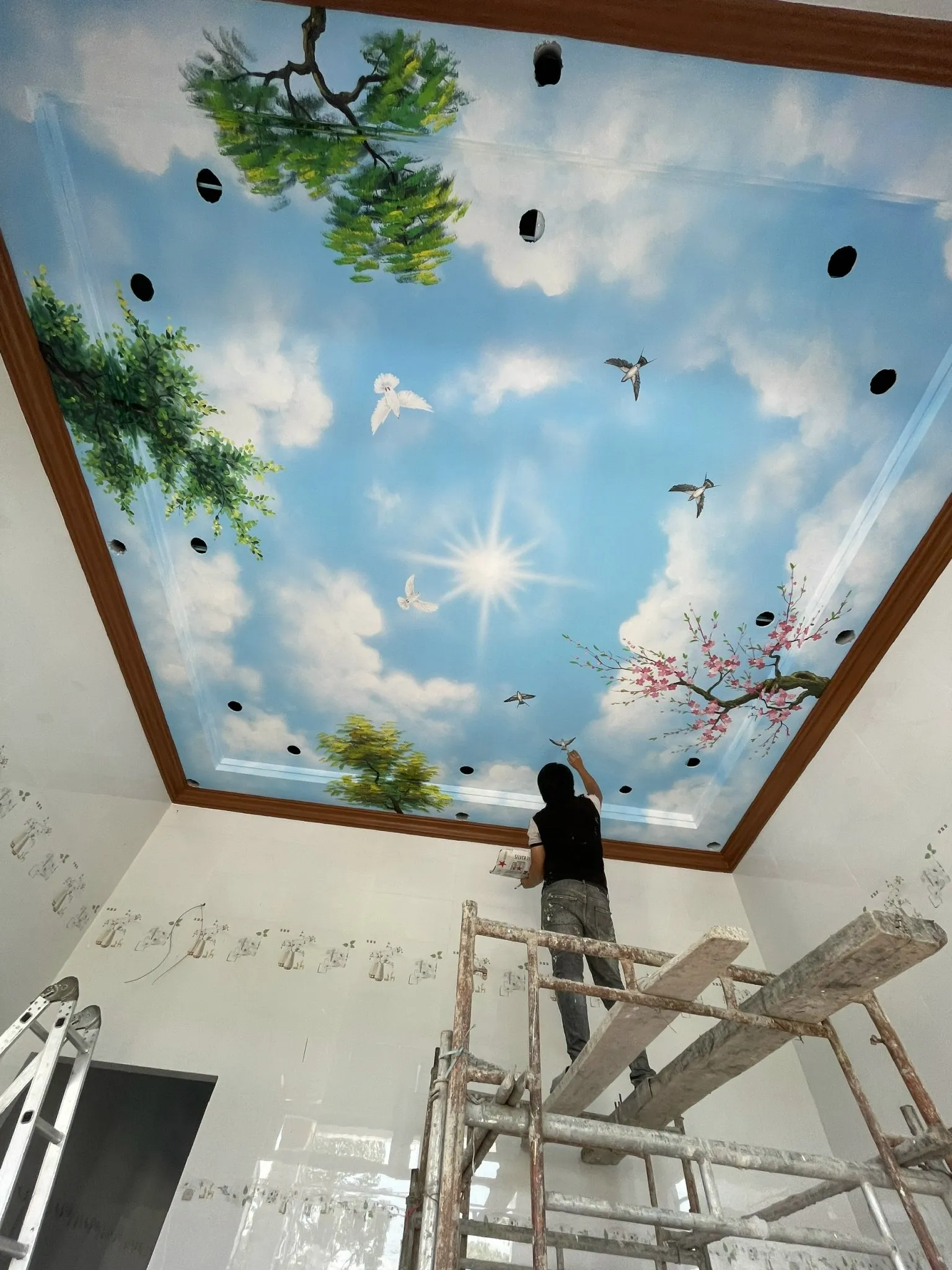 Tranh trần nhà với họa tiết mây bay nhẹ nhàng cho phòng ngủ bé yêu