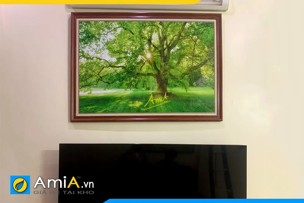 Tranh rừng cây bãi cỏ treo phòng khách hợp mệnh Mộc