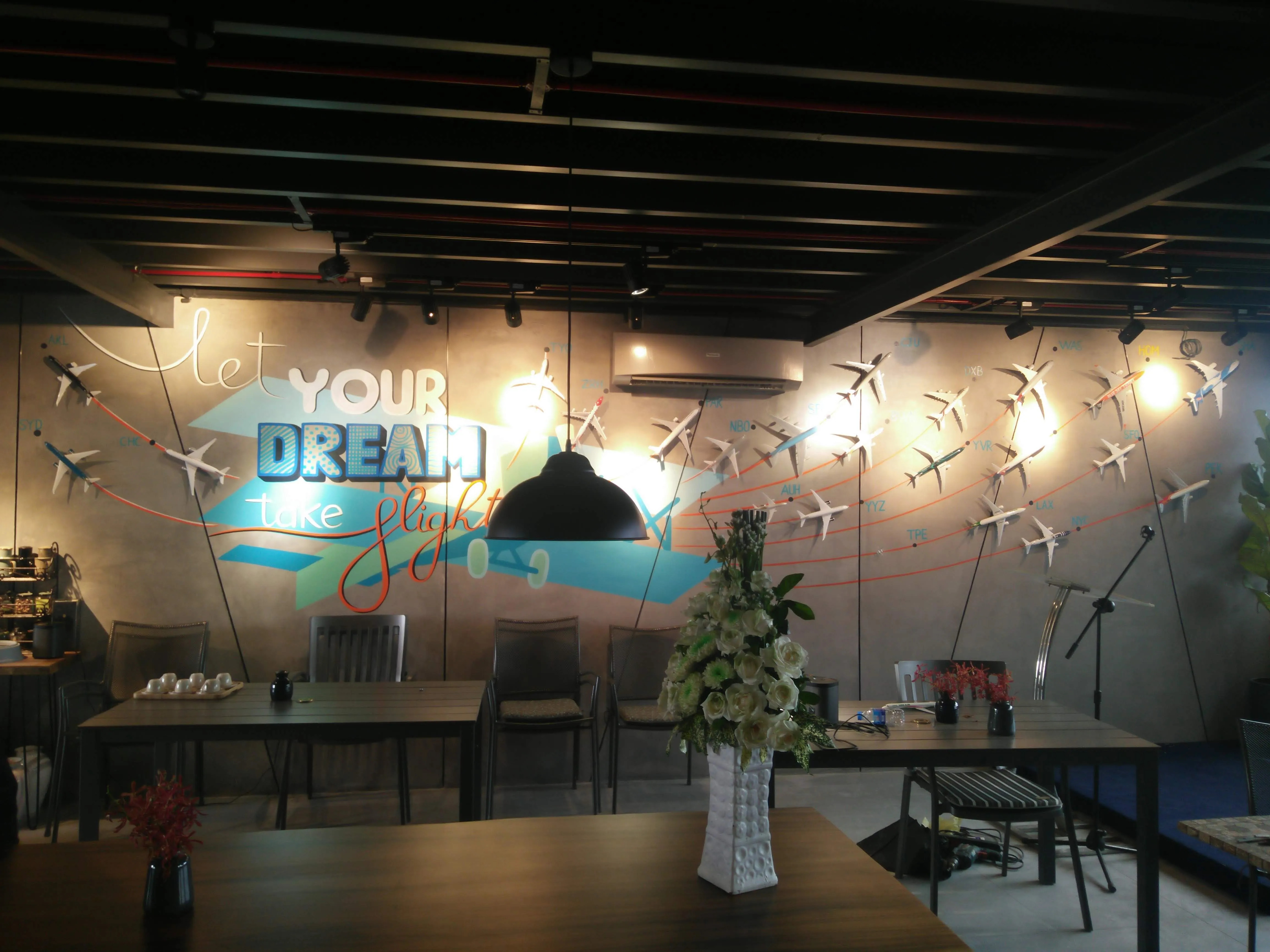 Tranh tường phòng ăn phong cách nghệ thuật độc đáo cho nhà phố