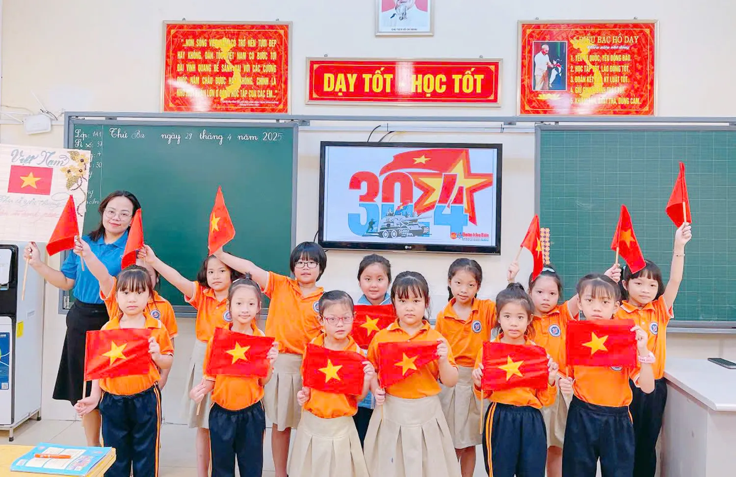 Tranh vẽ chào mừng ngày giải phóng trong chủ đề đội mũ xinh bảo vệ chúng mình vẽ tranh